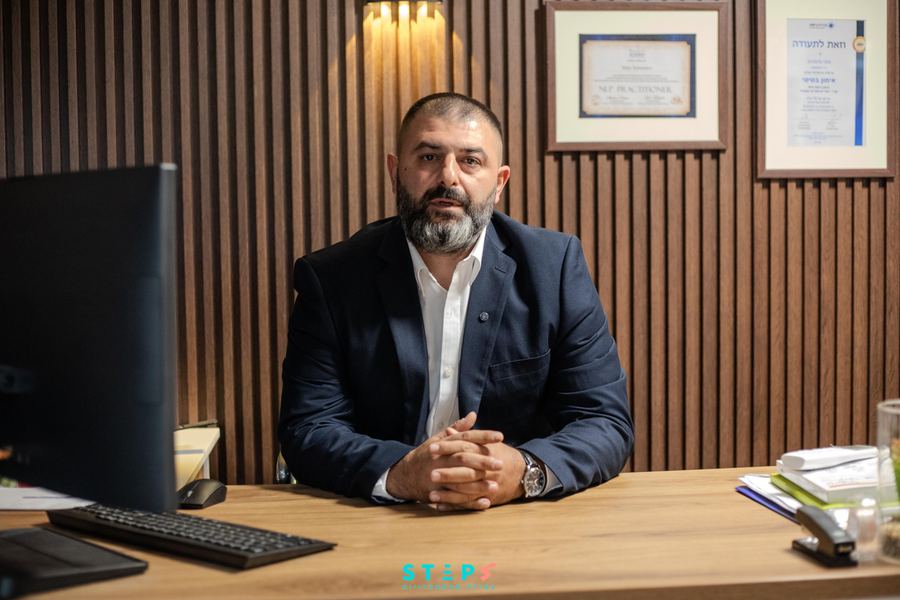מתי סמיונוב — מייסד ומנהל גמילה עד הבית, במשרד בבית שמש